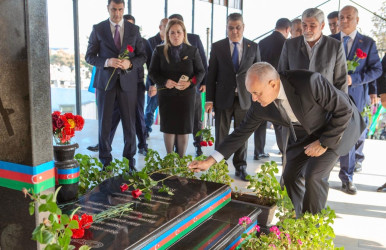 8 Noyabr- “Zəfər Günü”nün beşinci ildönümü ilə əlaqədar ölkəmizin hər yerində olduğu kimi Binəqədi rayonunda da şəhidlərimizin əziz xatirəsi böyük ehtiramla yad edildi