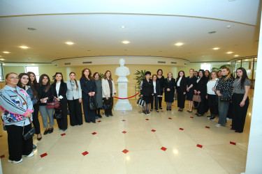 22 aprel 2026-cı il tarixində Binəqədi rayonunda Azərbaycan tibb elminin inkişafında müstəsna xidmətləri olan görkəmli alim, Əməkdar elm xadimi, tibb elmləri doktoru, professor, akademik Zərifə xanım Əliyevanın anadan olmasının 103 illiyi münasibətilə Milli Oftalmologiya Mərkəzində Xatirə muzeyinə ziyarət təşkil olundu