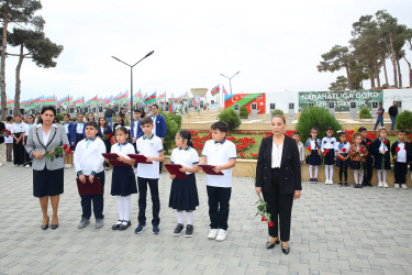 Şəhid Şadmanov Əkrəm Yunus oğlunun şəhadətinin birinci ildönümü ilə əlaqədar 2-ci Fəxri Xiyabanda qəbirüstü abidəsi ziyarət olundu