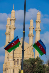 8 Noyabr-“Zəfər Günü” və 9 Noyabr-“Dövlət Bayrağı Günü”münasibətilə Binəqədi rayonunun küçə və prospektləri Azərbaycan Respublikasının üçrəngli bayraqları ilə bəzədilib