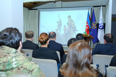 "İdrak” liseyində "Konstutsiya və Suverenlik ili" çərçivəsində “ 8 Noyabr-Zəfər Gününün beşinci ildönümünə həsr olunmuş "Zəfərin qəhrəmanları: şəhidlər və qazilər" adlı tədbir təşkil olundu