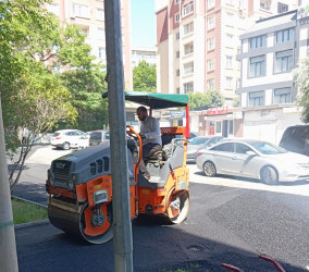 Binəqədi rayonunda aparılan abadlıq-quruculuq işləri çərçivəsində bir sıra küçələrə asfalt örtüklərin vurulması və təmir-bərpa işləri həyata keçirildi