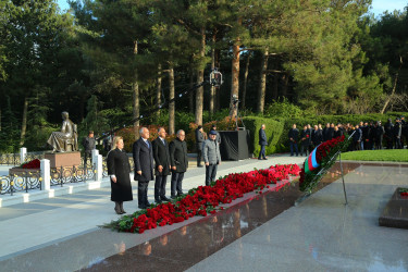 Müasir, müstəqil və qalib Azərbaycanın memarı, xalqımızın Ümummilli Lideri Heydər Əliyevin anım günü ilə əlaqədar Fəxri Xiyabanda məzarı ziyarət olunaraq əziz xatirəsi ehtiramla yad edildi