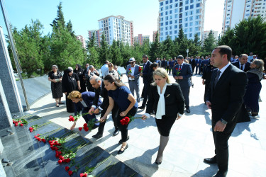 Binəqədi rayonunda Birinci Qarabağ, Aprel döyüşləri və Vətən müharibəsində, antiterror əməliyyatları zamanı şəhid olmuş qəhrəmanlarımızın əziz xatirəsinə ucaldılmış Memorial Kompleksin qarşısında 27 Sentyabr- Anım Gününə həsr olunmuş ümumrayon tədbiri həyata keçirildi