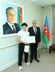 “Şəhərsalma və Memarlıq İli” çərçivəsində 2025-2026-cı tədris ilində ali təhsil müəssisələrinə tələbə qəbulu imtahanında Binəqədi rayonu üzrə yüksək nəticə göstərən gənclərlə  görüş keçirildi