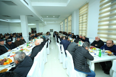 Binəqədi Rayon İcra Hakimiyyətinin təşkilatçılığı ilə Heydər Məscidində xalqımızın Ümummilli Lideri Heydər Əliyevin əziz xatirəsinə ehsan süfrəsi təşkil olundu