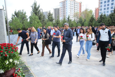 Binəqədi rayonunda Birinci Qarabağ, Aprel döyüşləri və Vətən müharibəsində şəhid olmuş qəhrəmanlarımızın əziz xatirəsinə ucaldılmış Memorial Kompleksin qarşısında 27 Sentyabr - “Anım Günü”nə həsr olunmuş ümumrayon tədbiri həyata keçirildi