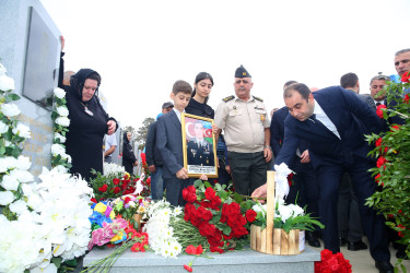 Şəhid Şadmanov Əkrəm Yunus oğlunun şəhadətinin birinci ildönümü ilə əlaqədar 2-ci Fəxri Xiyabanda qəbirüstü abidəsi ziyarət olundu