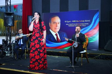 Binəqədi rayonunda “Şəhərsalma və Memarlıq İli” çərçivəsində 15 İyun-Milli Qurtuluş Gününə həsr olunmuş “MİLLİ QURTULUŞDAN BAŞLANAN TƏRƏQQİ VƏ ZƏFƏR YOLU” adlı tədbir keçirildi