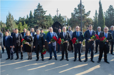 8 Noyabr- “Zəfər Günü”nün beşinci ildönümü ilə əlaqədar ölkəmizin hər yerində olduğu kimi Binəqədi rayonunda da şəhidlərimizin əziz xatirəsi böyük ehtiramla yad edildi