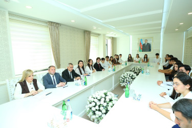 “Şəhərsalma və Memarlıq İli” çərçivəsində 2025-2026-cı tədris ilində ali təhsil müəssisələrinə tələbə qəbulu imtahanında Binəqədi rayonu üzrə yüksək nəticə göstərən gənclərlə  görüş keçirildi