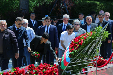 Müasir müstəqil Azərbaycanın memarı və qurucusu, xalqımızın Ümummilli Lideri Heydər Əliyevin anadan olmasının 103-cü ildönümü münasibətilə Fəxri Xiyabanda Ulu Öndərin abidəsi ziyarət edilərək önünə gül dəstələri qoyuldu və əziz xatirəsi ehtiramla yad edildi