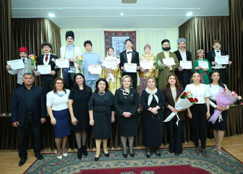 Binəqədi rayonu 30 № li tam orta məktəbin şagirdlərinin ifasında Azərbaycan bəstəkarı, Şərqdə ilk operanın yaradıcısı, böyük musiqişünas-alim Üzeyir Hacıbəylinin anadan olmasının 140 illik yubileyinə həsr olunmuş “O olmasın, bu olsun” operettası səhnələşdirildi