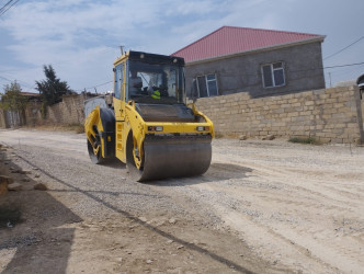 Binəqədi rayonu 28 May qəsəbəsi Dostluq küçəsində asfalt örtüyünün vurulması işləri həyata keçirildi