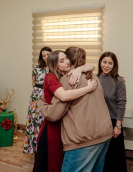 Heydər Əliyev Fondunun vitse-prezidenti, IDEA İctimai Birliyinin təsisçisi və rəhbəri Leyla Əliyeva, Bakı Media Mərkəzinin rəhbəri Arzu Əliyeva və Alena Əliyeva “Təmiz Dünya” Qadınlara Yardım İctimai Birliyinin sığınacaq mərkəzində yaşayan uşaqlar üçün təşkil olunan bayram şənliyində iştirak etdilər