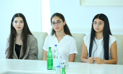 “Şəhərsalma və Memarlıq İli” çərçivəsində 2025-2026-cı tədris ilində ali təhsil müəssisələrinə tələbə qəbulu imtahanında Binəqədi rayonu üzrə yüksək nəticə göstərən gənclərlə  görüş keçirildi