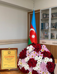 Binəqədi rayonu 299 № li məktəb-liseyin direktoru Solmaz Həsən qızı Kazımova rayonun ictimai həyatında səmərəli fəaliyyətinə görə və 65 illik yubileyi münasibətilə Binəqədi RİH başçısının Fəxri Fərmanı ilə təltif edildi