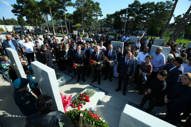 27 Sentyabr Anım Günü ilə əlaqədar ölkəmizin hər yerində olduğu kimi Binəqədi rayonunda da şəhidlərimizin əziz xatirəsi böyük ehtiramla yad edildi