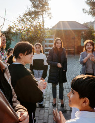 Heydər Əliyev Fondunun vitse-prezidenti, IDEA İctimai Birliyinin təsisçisi və rəhbəri Leyla Əliyeva, Bakı Media Mərkəzinin rəhbəri Arzu Əliyeva və Alena Əliyeva “Təmiz Dünya” Qadınlara Yardım İctimai Birliyinin sığınacaq mərkəzində yaşayan uşaqlar üçün təşkil olunan bayram şənliyində iştirak etdilər