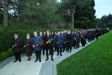 Müasir, müstəqil və qalib Azərbaycanın memarı, xalqımızın Ümummilli Lideri Heydər Əliyevin anım günü ilə əlaqədar Fəxri Xiyabanda məzarı ziyarət olunaraq əziz xatirəsi ehtiramla yad edildi