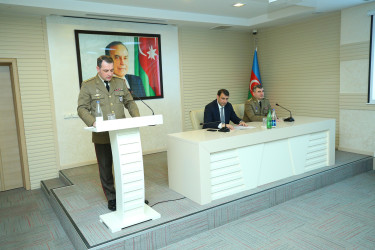 “Binəqədi rayonunda 2025-ci ildə Mülki müdafiə sahəsində görülmüş işlərin yekunları və 2026-cı ildə qarşıda duran vəzifələr” və “Yanğın təhlükəsizliyinin təmin olunmasında Fövqəladə Hallar Nazirliyi, yerli icra hakimiyyəti və özünüidarəetmə orqanlarının birgə fəaliyyəti” mövzusunda rayon müşavirəsi keçirildi