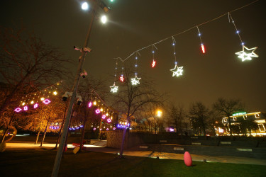 Novruz bayramı ərəfəsində Binəqədi rayonunun prospektləri, küçələri, parkları bayram əhval-ruhiyyəsi ilə bəzədilib