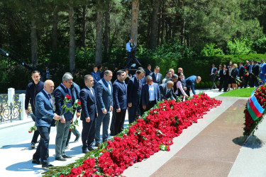 Xalqımızın Ümummilli Lideri Heydər Əliyevin anadan olmasının 102-ci ildönümü münasibətilə Binəqədi Rayon İcra Hakimiyyətinin kollektivi Fəxri Xiyabanda Ulu Öndərin abidəsini ziyarət etdi