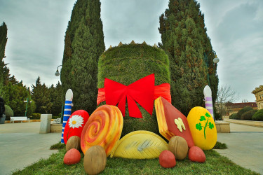 Novruz bayramı ərəfəsində Binəqədi rayonunun prospektləri, küçələri, parkları bayram əhval-ruhiyyəsi ilə bəzədilib