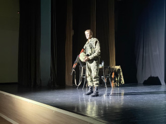 “Konstitusiya və Suverenlik İli çərçivəsində Şuşa Dövlət Musiqili Dram Teatrının aktyorlarının ifasında Vətən müharibəsində qazanılan Şanlı Qələbənin 5-ci ildönümünə həsr olunmuş  “İki əsgər” tamaşası nümayiş etdirildi