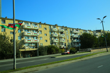 8 Noyabr-“Zəfər Günü” və 9 Noyabr-“Dövlət Bayrağı Günü”münasibətilə Binəqədi rayonunun küçə və prospektləri Azərbaycan Respublikasının üçrəngli bayraqları ilə bəzədilib