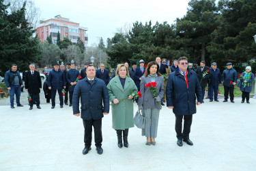 Binəqədi rayonunda ucaldılan dahi rumın bəstəkarı Corce Eneskunun abidəsi önündə Rumıniya Mədəniyyət Günü qeyd edildi