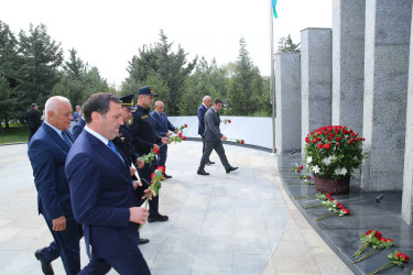 Binəqədi rayonunda Birinci Qarabağ, Aprel döyüşləri və Vətən müharibəsində şəhid olmuş qəhrəmanlarımızın əziz xatirəsinə ucaldılmış Memorial Kompleksin qarşısında 27 Sentyabr - “Anım Günü”nə həsr olunmuş ümumrayon tədbiri həyata keçirildi