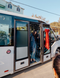 Heydər Əliyev Fondunun vitse-prezidenti, IDEA İctimai Birliyinin təsisçisi və rəhbəri Leyla Əliyeva, Bakı Media Mərkəzinin rəhbəri Arzu Əliyeva və Alena Əliyeva “Təmiz Dünya” Qadınlara Yardım İctimai Birliyinin sığınacaq mərkəzində yaşayan uşaqlar üçün təşkil olunan bayram şənliyində iştirak etdilər