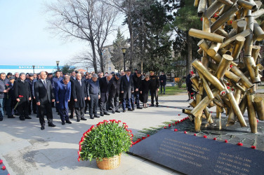 Binəqədi rayonunda 20 Yanvar faciəsinin 35-ci ildönümü ilə əlaqədar Biləcəri qəsəbəsində yerləşən 20 Yanvar şəhidlərinin xatirəsinə inşa olunmuş parkda ucaldılmış “Güllə yağışı” abidəsi rayon ictimaiyyəti tərəfindən ziyarət edildi