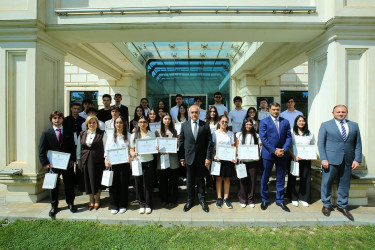 “Şəhərsalma və Memarlıq İli” çərçivəsində 2025-2026-cı tədris ilində ali təhsil müəssisələrinə tələbə qəbulu imtahanında Binəqədi rayonu üzrə yüksək nəticə göstərən gənclərlə  görüş keçirildi