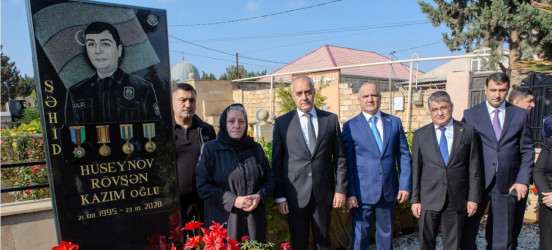 8 Noyabr- “Zəfər Günü”nün beşinci ildönümü ilə əlaqədar ölkəmizin hər yerində olduğu kimi Binəqədi rayonunda da şəhidlərimizin əziz xatirəsi böyük ehtiramla yad edildi