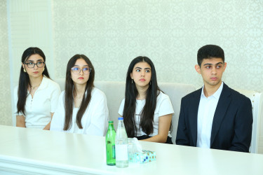 “Şəhərsalma və Memarlıq İli” çərçivəsində 2025-2026-cı tədris ilində ali təhsil müəssisələrinə tələbə qəbulu imtahanında Binəqədi rayonu üzrə yüksək nəticə göstərən gənclərlə  görüş keçirildi