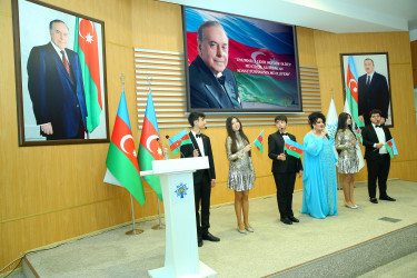 “Konstitusiya və Suverenlik İli” çərçivəsində ümummilli lider Heydər Əliyevin anadan olmasının 102-ci ildönümünə həsr olunmuş “Ümummilli Lider Heydər Əliyev müstəqil Azərbaycan Konstitusiyasının müəllifidir” adlı tədbir keçirildi