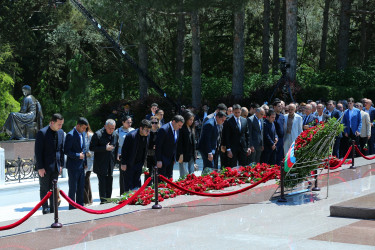 Müasir müstəqil Azərbaycanın memarı və qurucusu, xalqımızın Ümummilli Lideri Heydər Əliyevin anadan olmasının 103-cü ildönümü münasibətilə Fəxri Xiyabanda Ulu Öndərin abidəsi ziyarət edilərək önünə gül dəstələri qoyuldu və əziz xatirəsi ehtiramla yad edildi