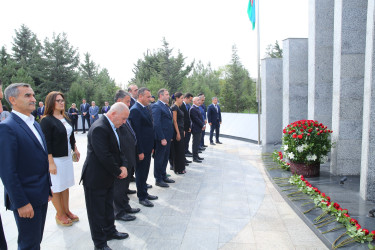 Binəqədi rayonunda Birinci Qarabağ, Aprel döyüşləri və Vətən müharibəsində şəhid olmuş qəhrəmanlarımızın əziz xatirəsinə ucaldılmış Memorial Kompleksin qarşısında 27 Sentyabr - “Anım Günü”nə həsr olunmuş ümumrayon tədbiri həyata keçirildi