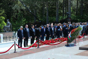 Müasir müstəqil Azərbaycanın memarı və qurucusu, xalqımızın Ümummilli Lideri Heydər Əliyevin anadan olmasının 103-cü ildönümü münasibətilə Fəxri Xiyabanda Ulu Öndərin abidəsi ziyarət edilərək önünə gül dəstələri qoyuldu və əziz xatirəsi ehtiramla yad edildi