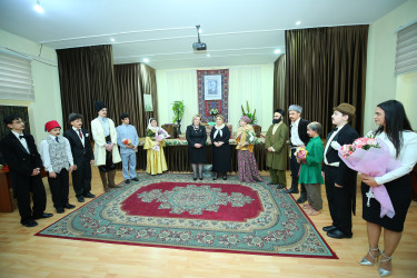 Binəqədi rayonu 30 № li tam orta məktəbin şagirdlərinin ifasında Azərbaycan bəstəkarı, Şərqdə ilk operanın yaradıcısı, böyük musiqişünas-alim Üzeyir Hacıbəylinin anadan olmasının 140 illik yubileyinə həsr olunmuş “O olmasın, bu olsun” operettası səhnələşdirildi