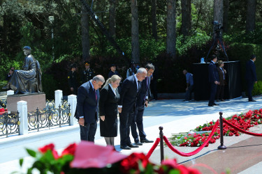 Müasir müstəqil Azərbaycanın memarı və qurucusu, xalqımızın Ümummilli Lideri Heydər Əliyevin anadan olmasının 103-cü ildönümü münasibətilə Fəxri Xiyabanda Ulu Öndərin abidəsi ziyarət edilərək önünə gül dəstələri qoyuldu və əziz xatirəsi ehtiramla yad edildi