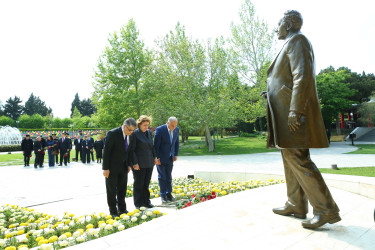 “Şəhərsalma və Memarlıq İli” çərçivəsində Binəqədi rayonunda Ümummilli Lider Heydər Əliyevin anadan olmasının 103-cü ildömümünə həsr olunmuş “TARİXİN, LİDERLİYİN VƏ XİLASKARLIĞIN HEYDƏR ƏLİYEV ZİRVƏSİ" adlı tədbir keçirildi