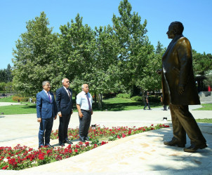 “Konstitusiya və Suverenlik İli” çərçivəsində ümummilli lider Heydər Əliyevin Azərbaycanda ilk dəfə siyasi hakimiyyətə gəlişinə həsr olunmuş “14 iyul 1969-cu il: Tərəqqi yolunun başlanğıcı” mövzusunda tədbir keçirildi