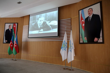 “Konstitusiya və Suverenlik İli” çərçivəsində ümummilli lider Heydər Əliyevin anadan olmasının 102-ci ildönümünə həsr olunmuş “Ümummilli Lider Heydər Əliyev müstəqil Azərbaycan Konstitusiyasının müəllifidir” adlı tədbir keçirildi