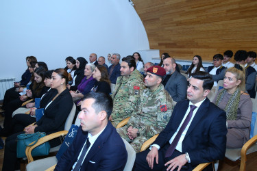 "İdrak” liseyində "Konstutsiya və Suverenlik ili" çərçivəsində “ 8 Noyabr-Zəfər Gününün beşinci ildönümünə həsr olunmuş "Zəfərin qəhrəmanları: şəhidlər və qazilər" adlı tədbir təşkil olundu