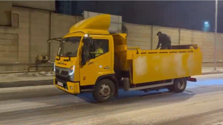 20 fevral tarixində axşam saatlarından başlayaraq şaxtalı hava şəraiti ilə əlaqədar Binəqədi rayonunda fəaliyyət göstərən kommunal strukturlar və aidiyyəti qurumlar tərəfindən ərazilərin qardan təmizlənməsi işləri davam etdirilir