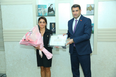 23 iyun 2025-ci il tarixində Binəqədi Rayon İcra Hakimiyyətinin inzibati binasında “23 İyun – Dövlət Qulluqçularının Peşə Bayramı" münasibətilə tədbir keçirildi