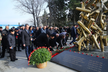 Binəqədi rayonunda 20 Yanvar faciəsinin 35-ci ildönümü ilə əlaqədar Biləcəri qəsəbəsində yerləşən 20 Yanvar şəhidlərinin xatirəsinə inşa olunmuş parkda ucaldılmış “Güllə yağışı” abidəsi rayon ictimaiyyəti tərəfindən ziyarət edildi